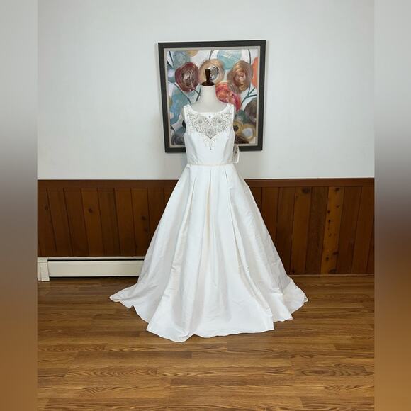 David’s Bridal Wedding Dress Style WG3709 soft white - Picture 3 of 13